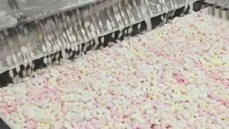 Mit süßer Erdbeermarmelade gefüllter Marshmallow